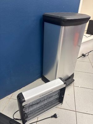 une image représentant une poubelle et une poubelle posée par terre