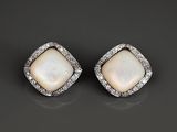 une paire de boucles d'oreilles en nacre et diamants