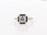 Gros plan sur une bague ornée d'un diamant