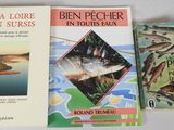 trois livres sont posés les uns à côté des autres sur une surface blanche