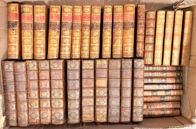 une boîte ouverte remplie de vieux livres, posée sur une table
