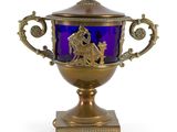 un vase violet orné d'un motif doré sur le dessus
