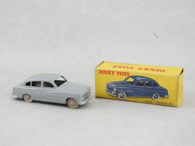 petite voiture devant une boîte sur une surface blanche, sur fond blanc