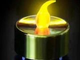 une bougie jaune allumée dans l'obscurité