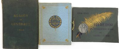trois livres sont posés les uns à côté des autres sur une surface blanche