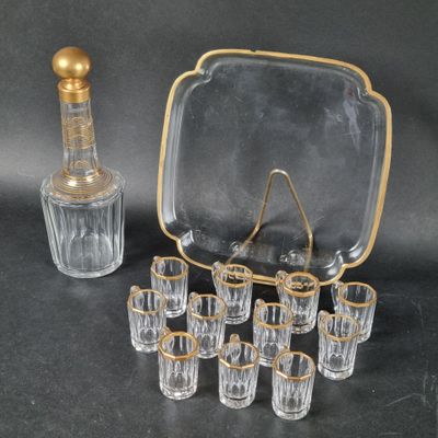 un service à vin composé d'une bouteille et de verres posés à côté