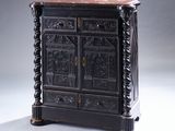 une photo d'une armoire en bois noir dont les portes sont ornées de sculptures