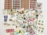 une pile de timbres-poste posée sur une surface blanche