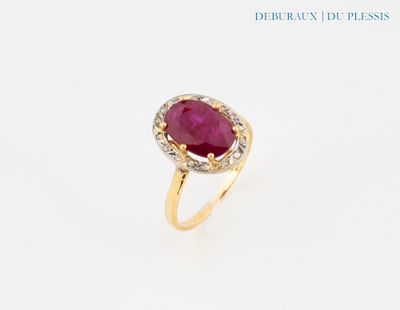 une image représentant une bague sertie d'un rubis et de diamants sur fond blanc