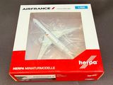 une boîte contenant une maquette d'avion