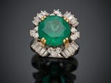 une bague en émeraude et diamant