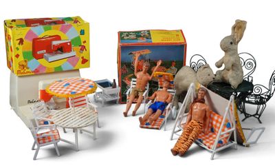 des figurines représentant des personnes assises sur des chaises de jardin autour d'une table