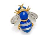 une broche en forme d'abeille en émail bleu et blanc, sertie de diamants