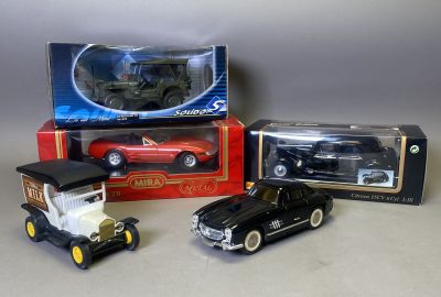 trois voitures jouets qui sont assises l'une à côté de l'autre