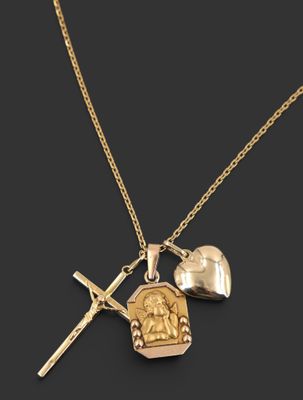 un collier plaqué or orné d'une croix, d'un cœur et d'un crucifix