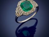 une bague en émeraude et diamant