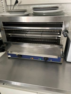 une image d'un four commercial dans une cuisine commerciale