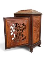 ASIE. Petit cabinet ouvrant par un vantail à décor ajouré et… (photo 3)