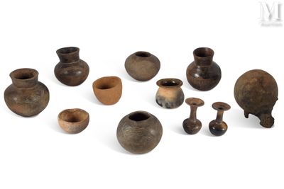 de nombreux vases de styles variés posés sur un fond blanc