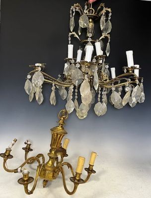 Lustre en métal doré et pampilles à huit bras de lumière.