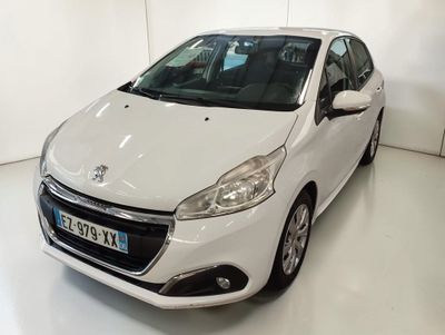la petite voiture blanche est garée dans une pièce blanche