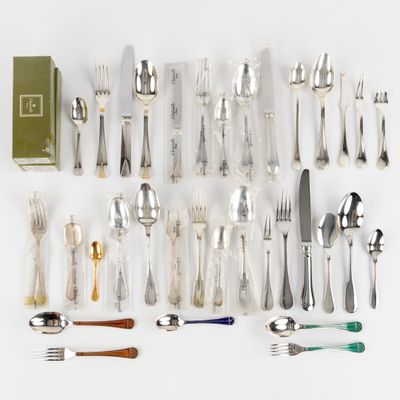 plusieurs types d'argenterie sur la table