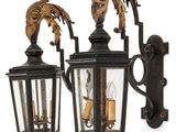 deux appliques murales d'extérieur à deux lumières, ornées d'un oiseau sur le dessus