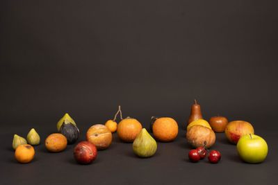 Ensemble de dix-huit fruits en trompe l'oeil, en marbre ou a… - Photo 1