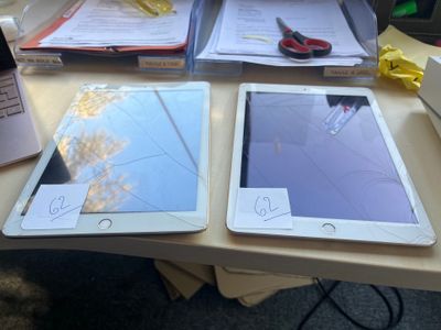 deux iPad posés l'un à côté de l'autre sur une table