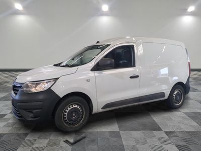 la camionnette blanche est garée sur un sol carrelé en damier