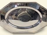 un plateau en argent avec un miroir au milieu