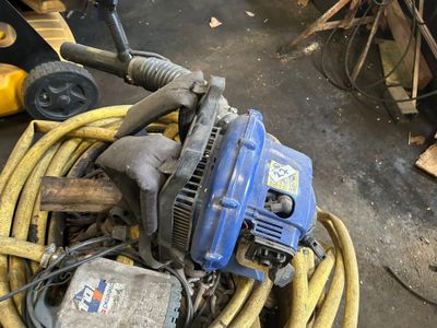 1 Caddie avec 1 pompe, 1 batterie, 1 souffleur thermique HYU…