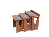 trois tables gigognes en bois ornées de carreaux bleus
