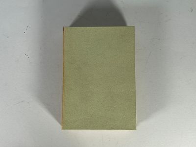 l'ombre d'une personne sur un livre posé sur une table