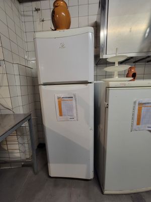 deux réfrigérateurs blancs placés côte à côte dans une cuisine