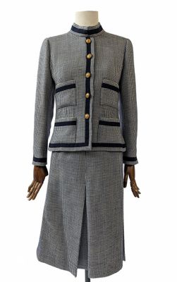 une image représentant une robe et une veste sur un mannequin, un mannequin, un mannequin
