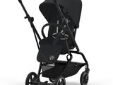 une poussette noire avec un siège noir et des roues noires