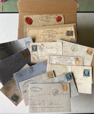 une boîte remplie de vieilles lettres posée sur une table