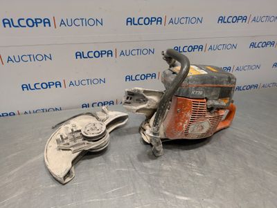 un gros plan sur une tronçonneuse et un roitelet posés sur une table