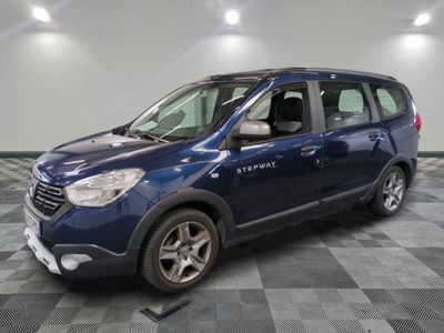 la photo d'une voiture bleue garée dans un garage