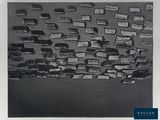photographie en noir et blanc d'une peinture abstraite accrochée au mur