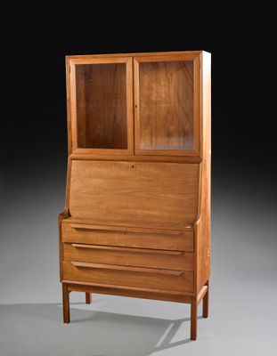 une vieille armoire en bois avec une porte vitrée et des tiroirs
