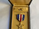 une image représentant une médaille dans un écrin orné d'une étoile