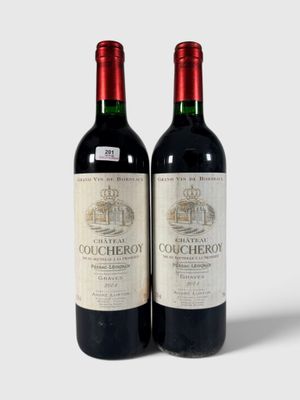 deux bouteilles de vin posées l'une à côté de l'autre sur une surface blanche