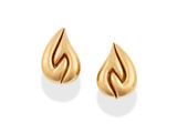 une paire de boucles d'oreilles en or sur fond blanc