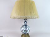 une lampe posée sur une table à côté d'un abat-jour