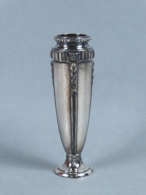 un vase en argent posé sur une table