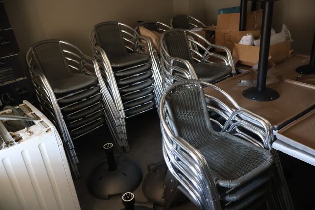 Mobilier d’extérieur : 16 guéridons piètement métal, plateau rési...
