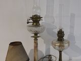 tout un tas de lampes de différents types sur la table