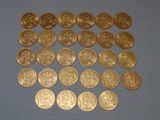 beaucoup de pièces d'or sur la table